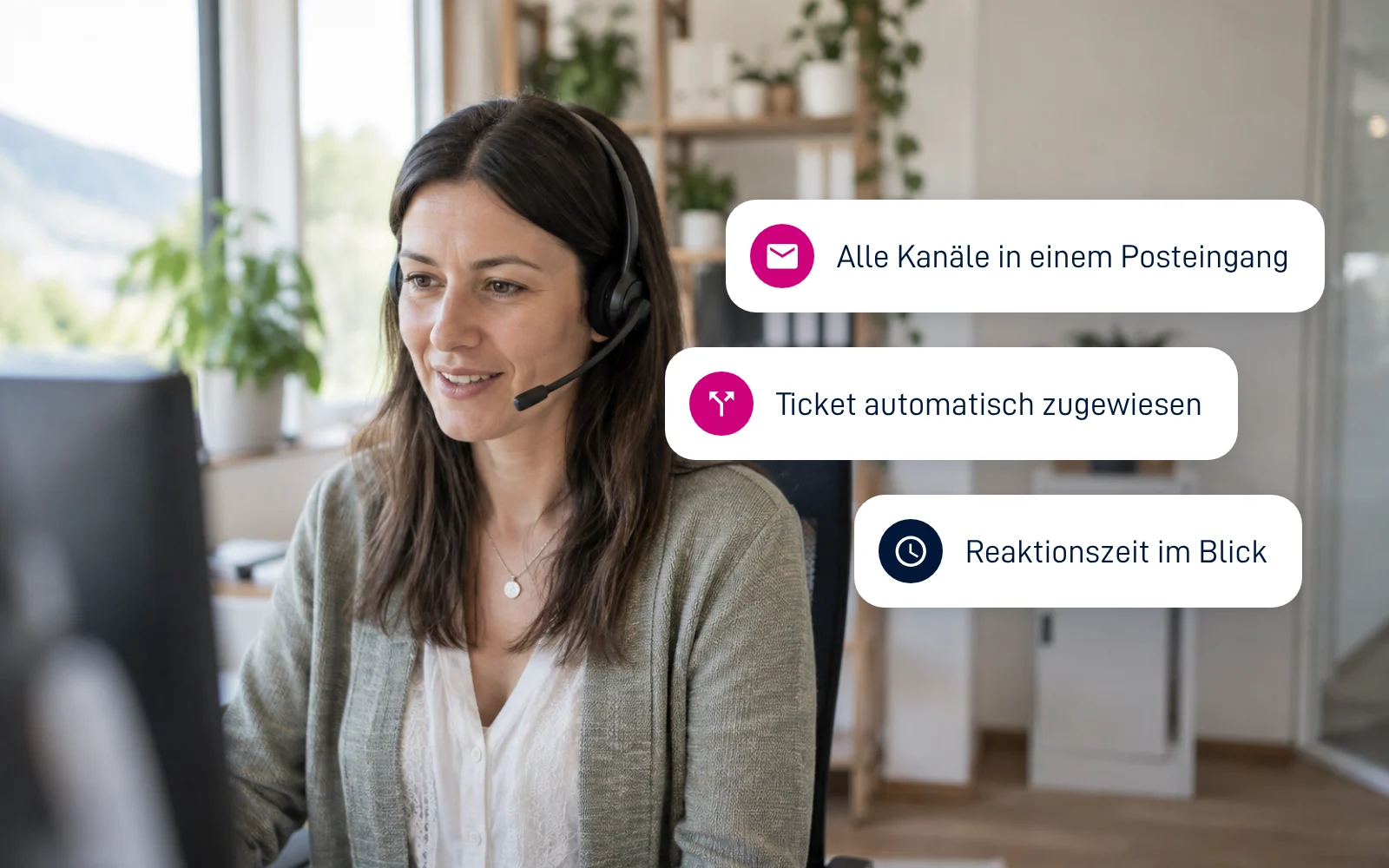 Mitarbeiterin im Kundenservice mit Headset; Hinweise: alle Kanäle in einem Posteingang, Ticket automatisch zugewiesen, Reaktionszeit im Blick