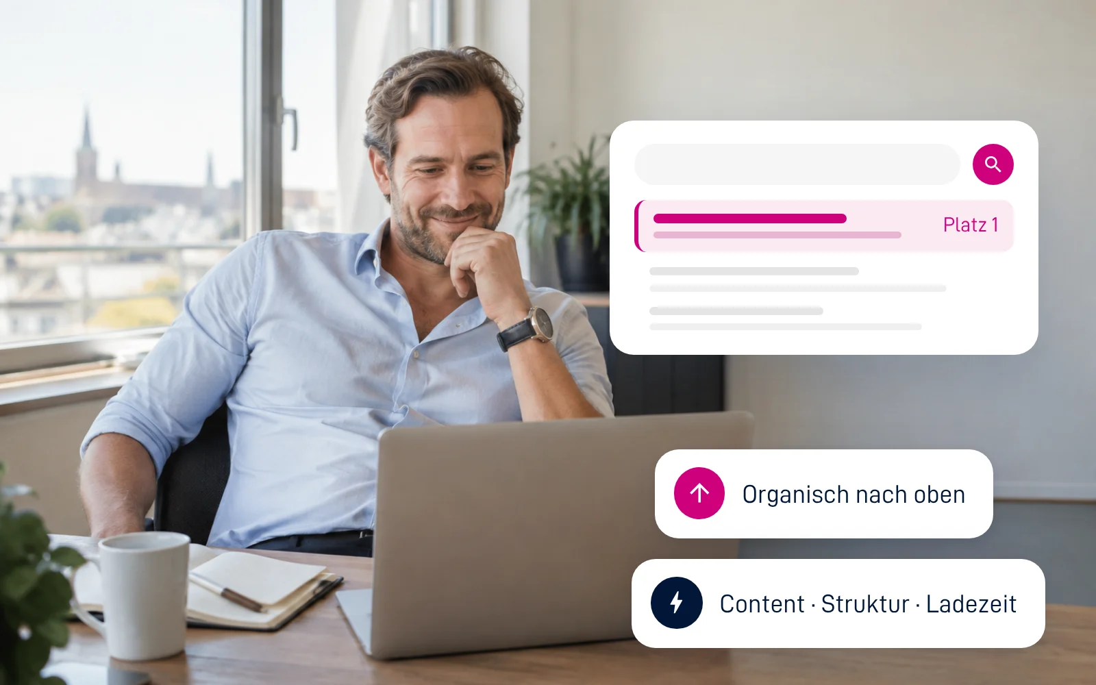 Zufriedener Marketingverantwortlicher am Laptop; Hinweise: Platz 1 in den Suchergebnissen, Content, Struktur, Ladezeit